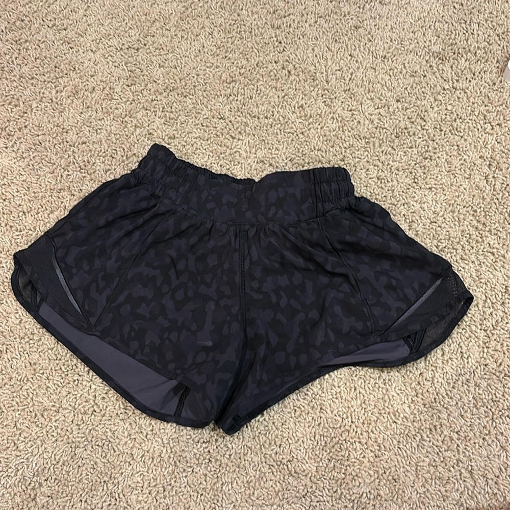 Lululemon Size 2 Hotty Hot 2.5 inch inseam